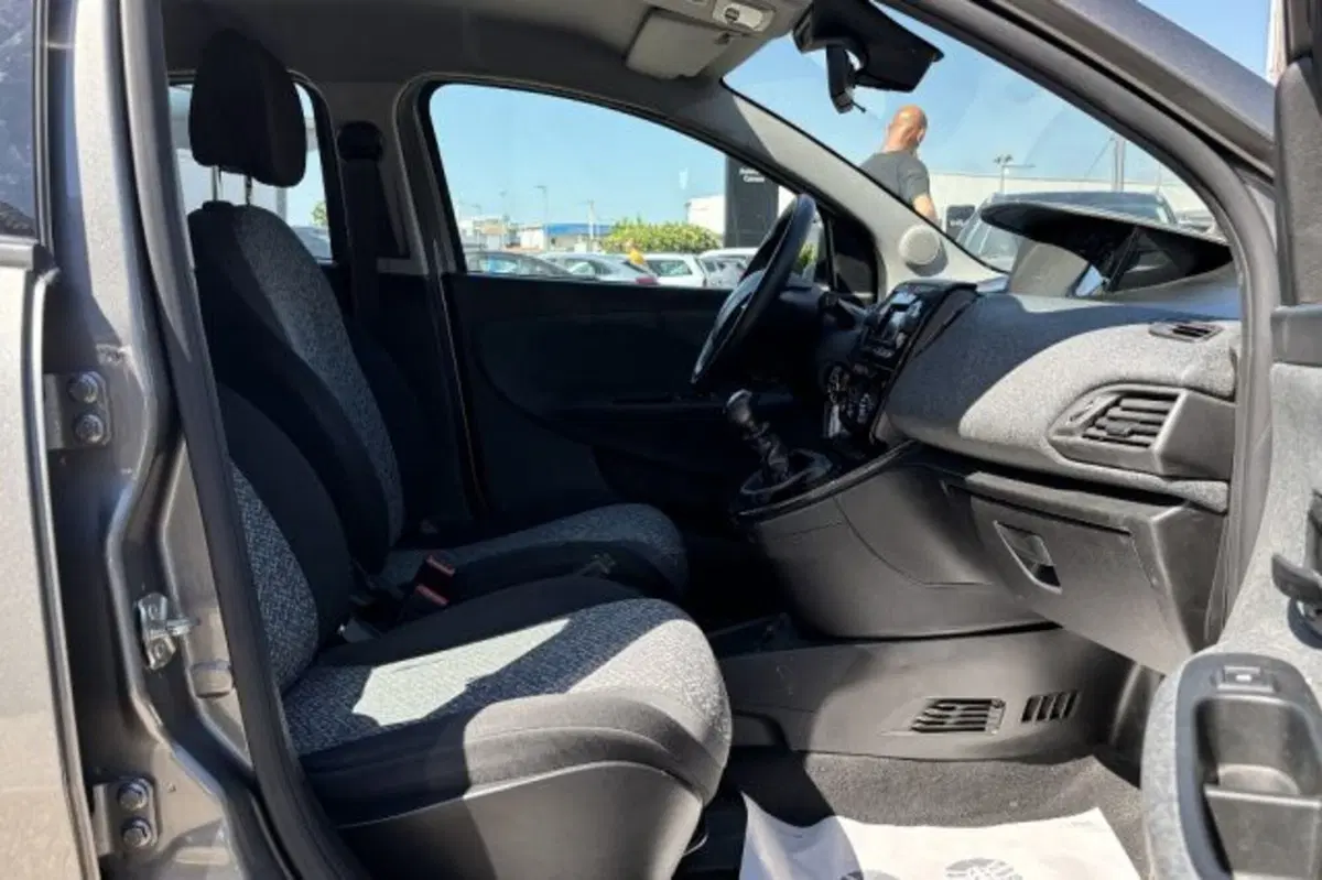 Lancia Ypsilon usata a Latina (8)