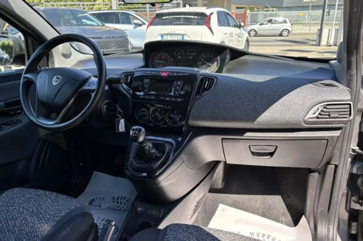 Lancia Ypsilon usata a Latina (9)
