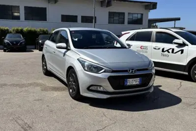 Hyundai i20 1.2 84 CV 5 porte Blackline del 2017 usata a Fondi