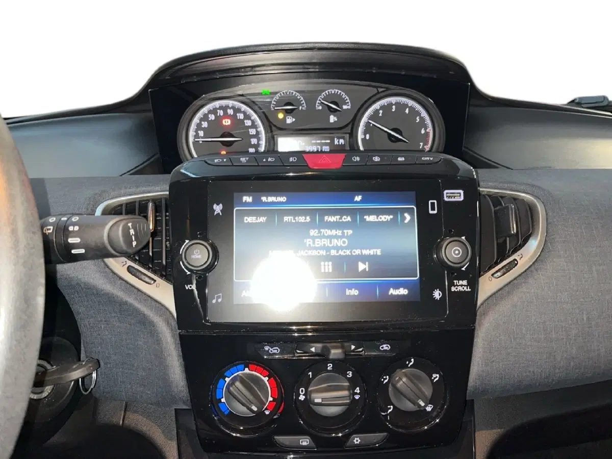 Lancia Ypsilon usata a Torino (14)