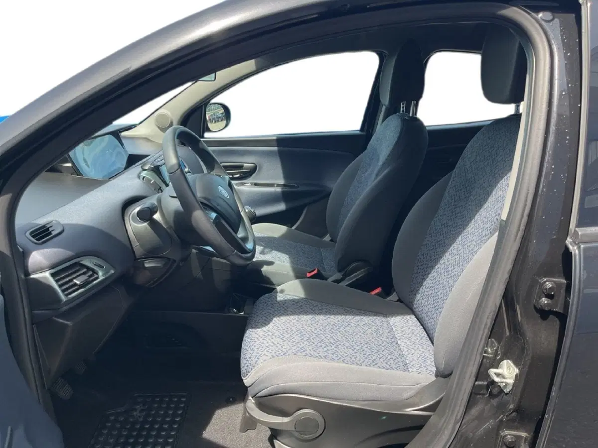 Lancia Ypsilon usata a Torino (9)