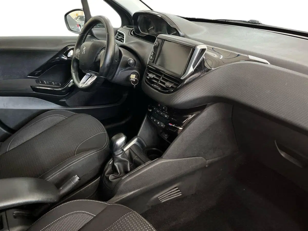 Peugeot 208 usata a Bari (9)