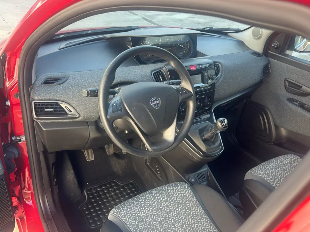Lancia Ypsilon usata a Ferrara (10)