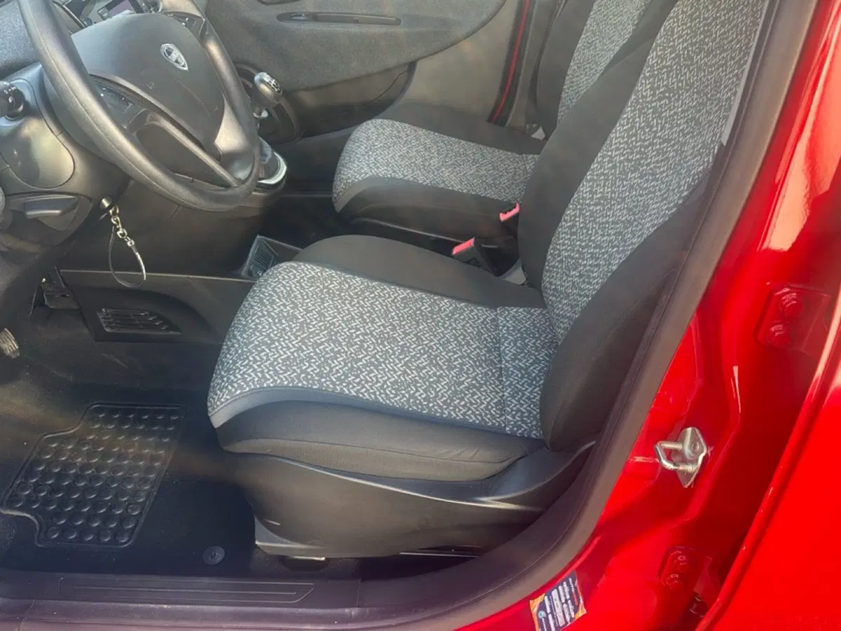 Lancia Ypsilon usata a Ferrara (11)