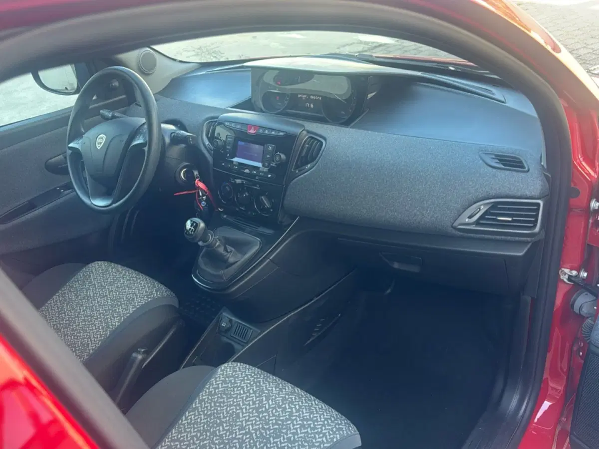 Lancia Ypsilon usata a Ferrara (7)