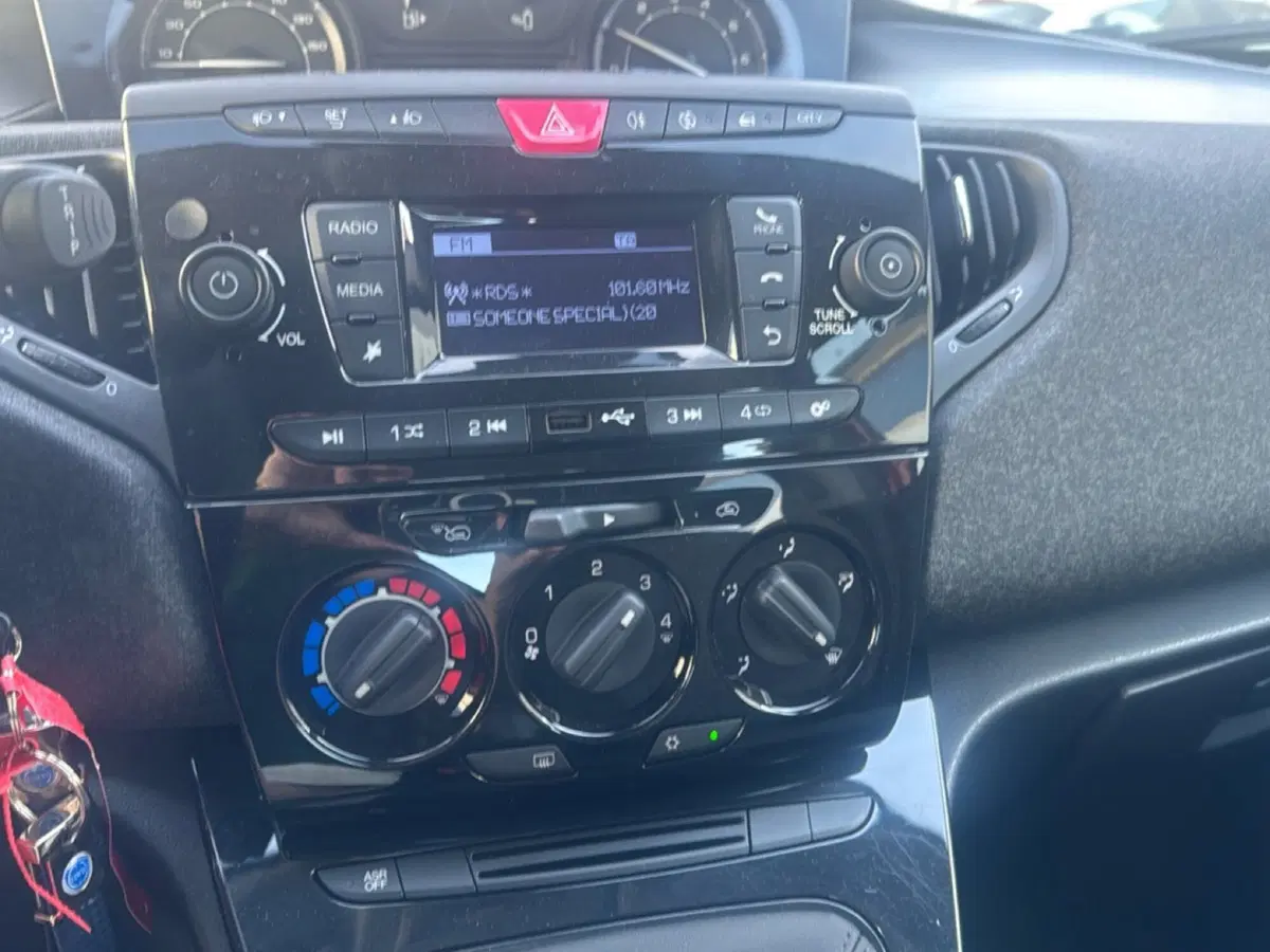 Lancia Ypsilon usata a Ferrara (8)