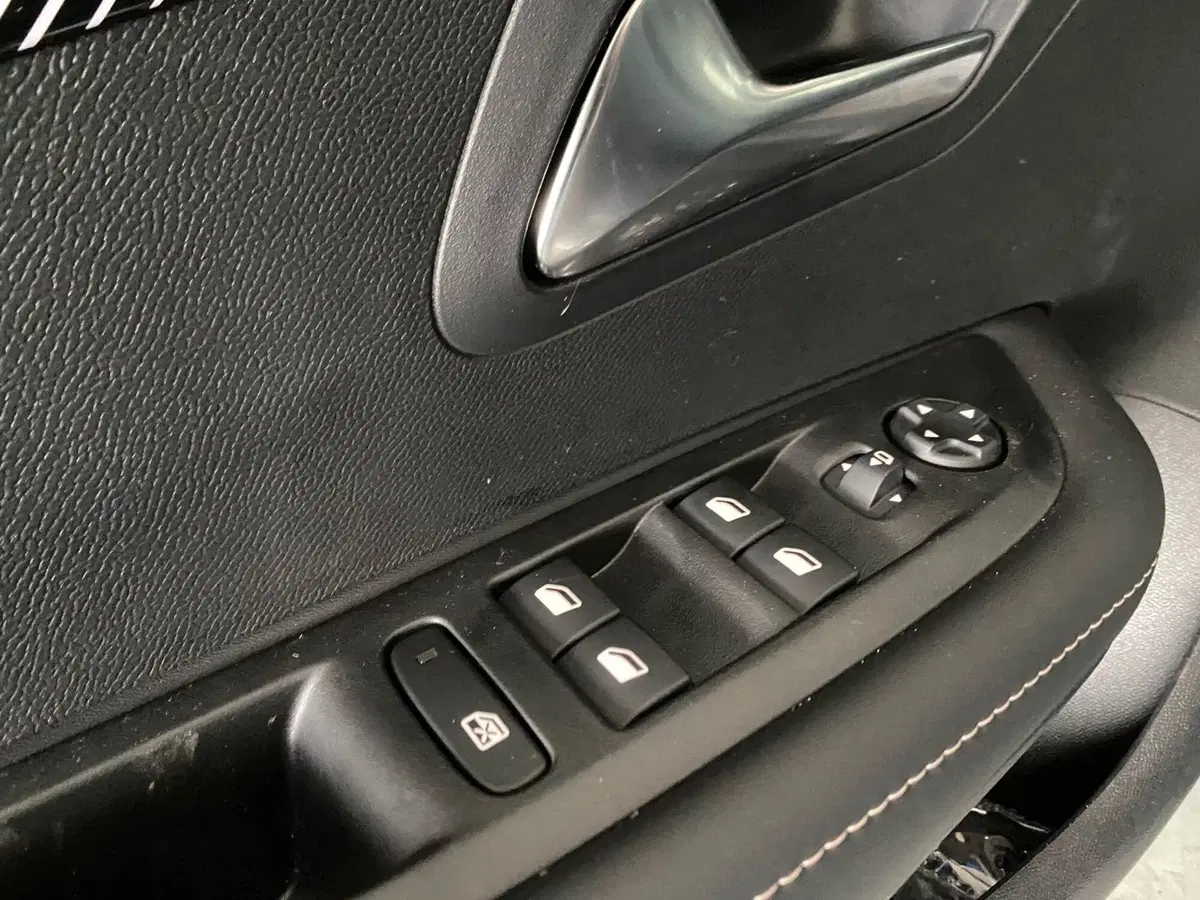 Peugeot 208 nuova a Bari (10)