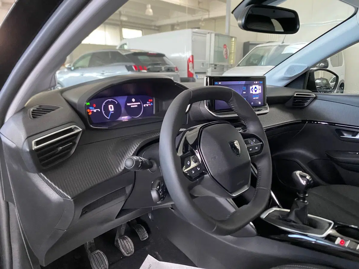 Peugeot 208 nuova a Bari (11)