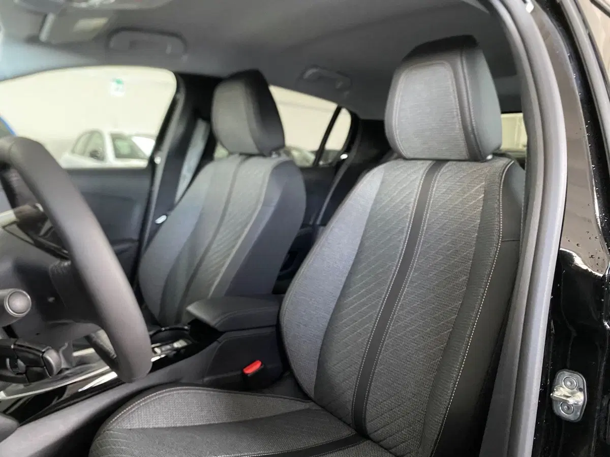 Peugeot 208 nuova a Bari (12)