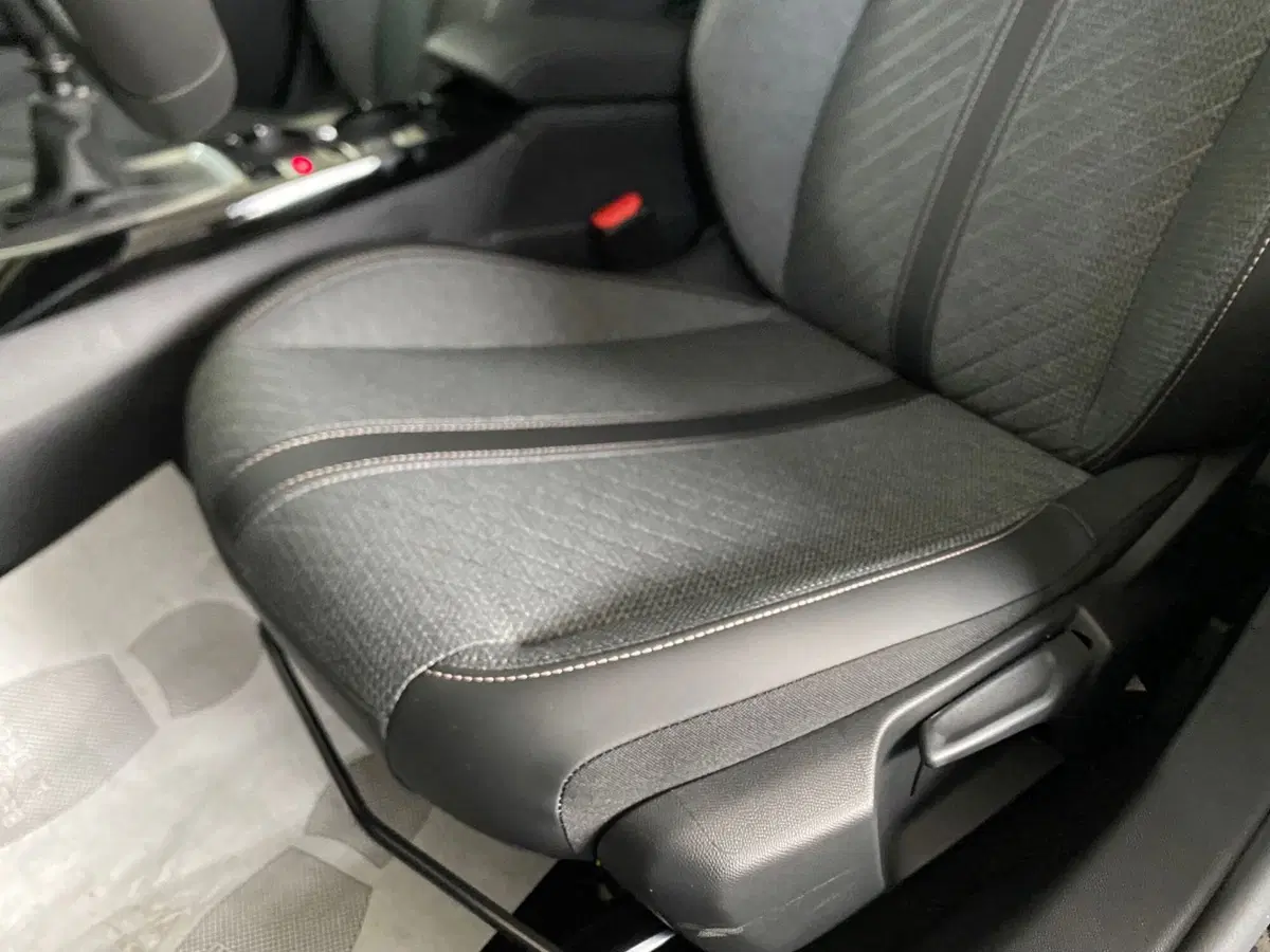 Peugeot 208 nuova a Bari (13)
