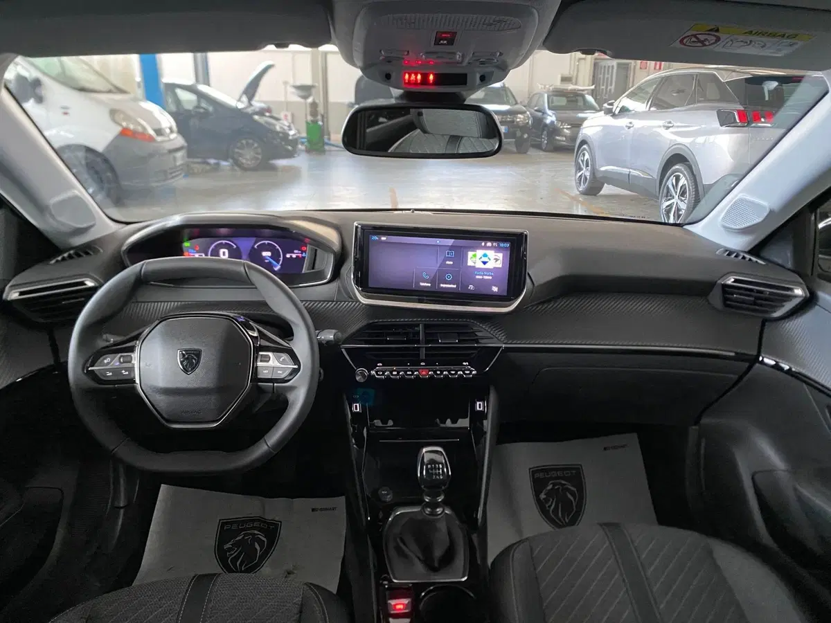Peugeot 208 nuova a Bari (15)