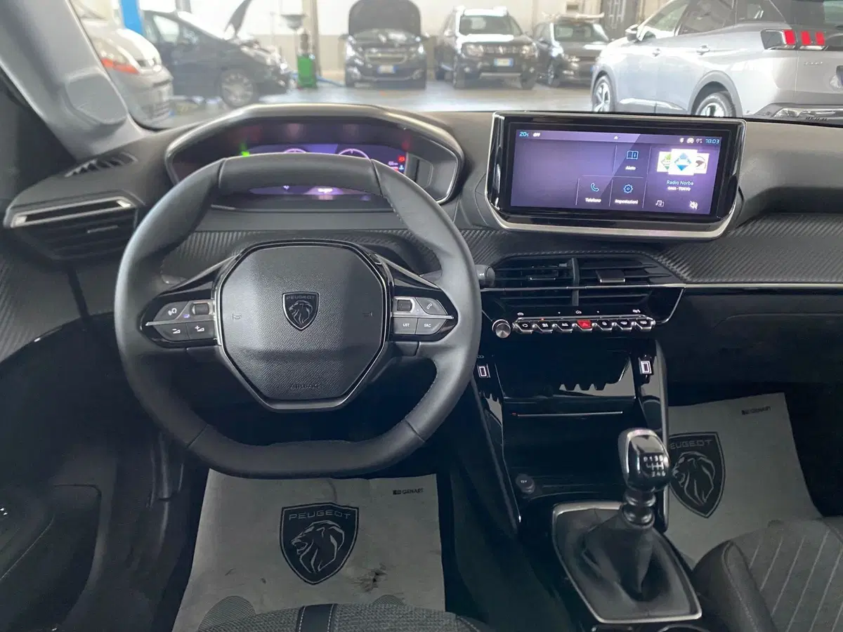 Peugeot 208 nuova a Bari (16)