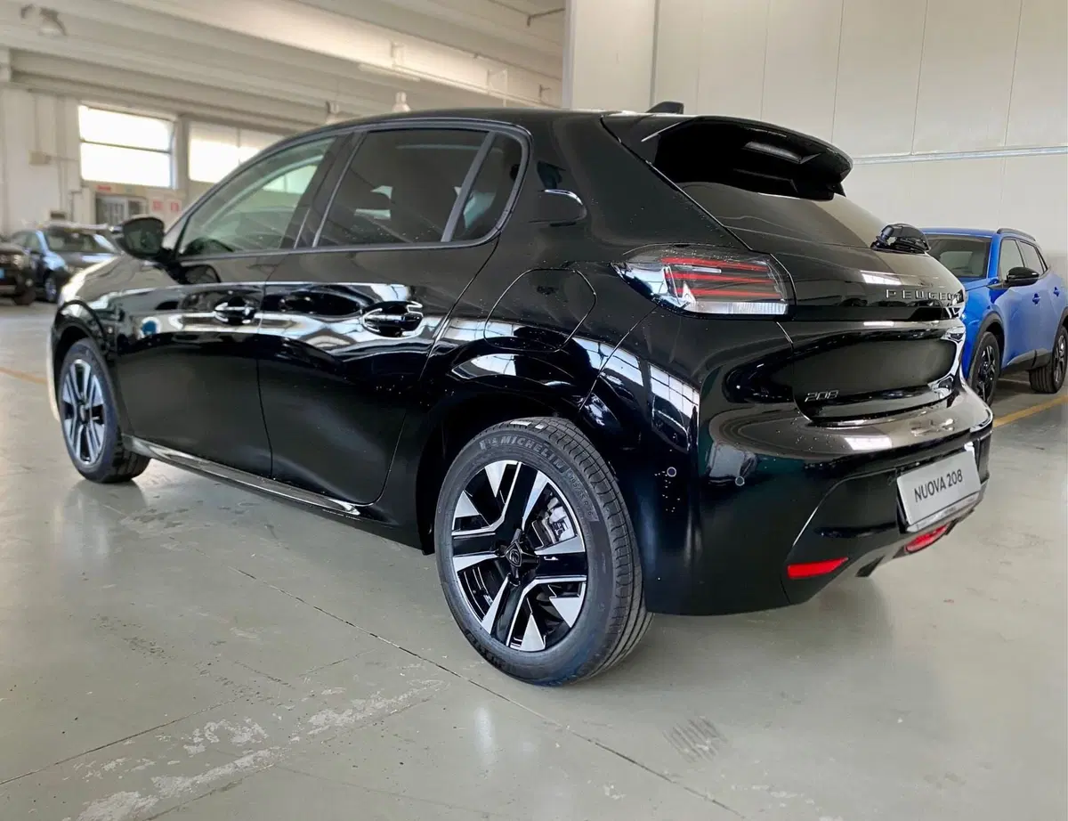 Peugeot 208 nuova a Bari (5)