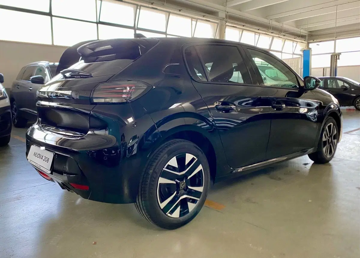 Peugeot 208 nuova a Bari (7)