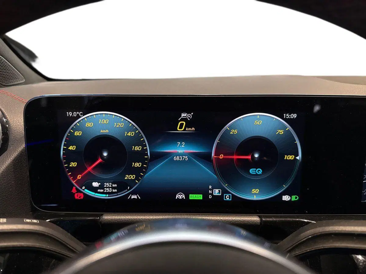 Mercedes-Benz EQA usata a Macerata (9)