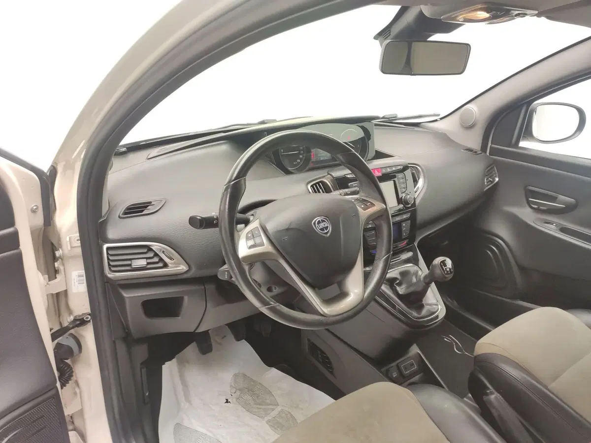 Lancia Ypsilon usata a Benevento (12)