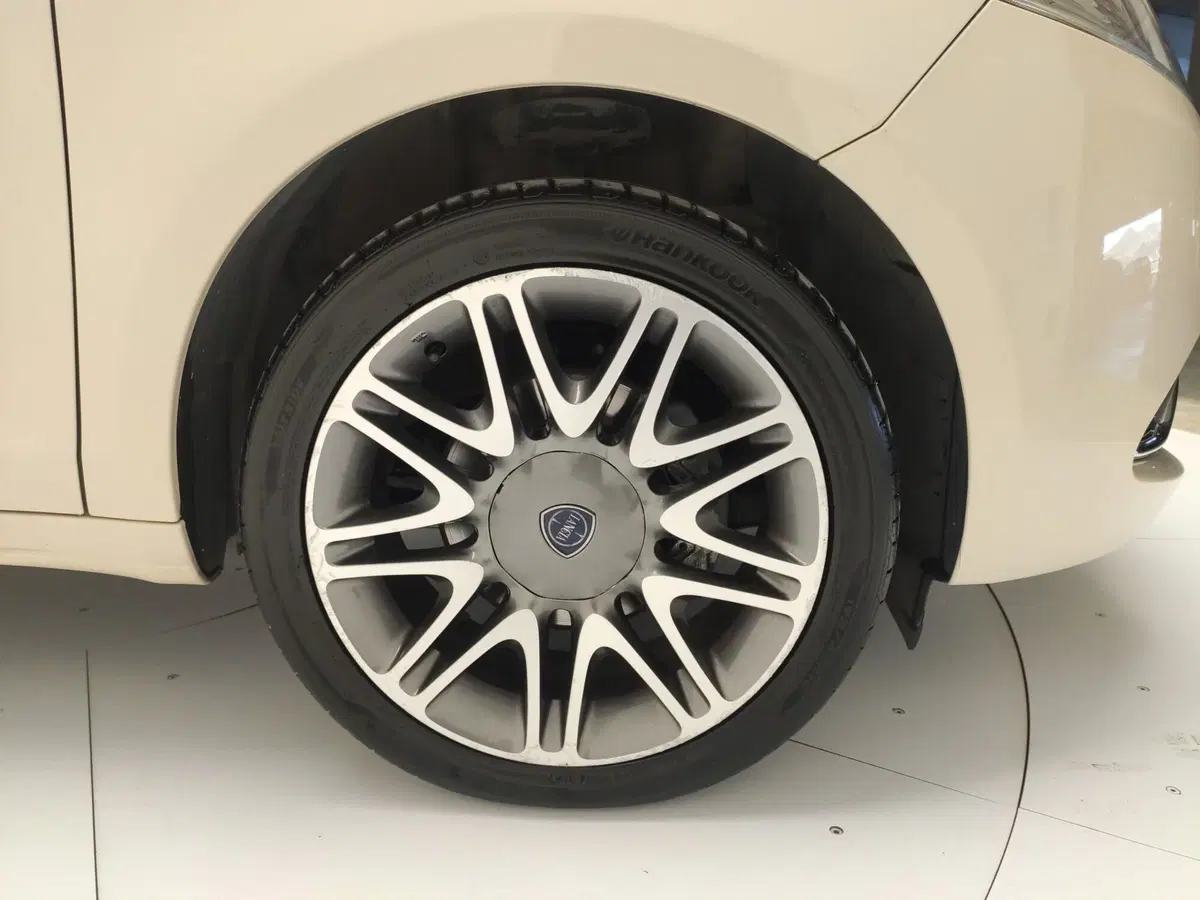 Lancia Ypsilon usata a Benevento (6)