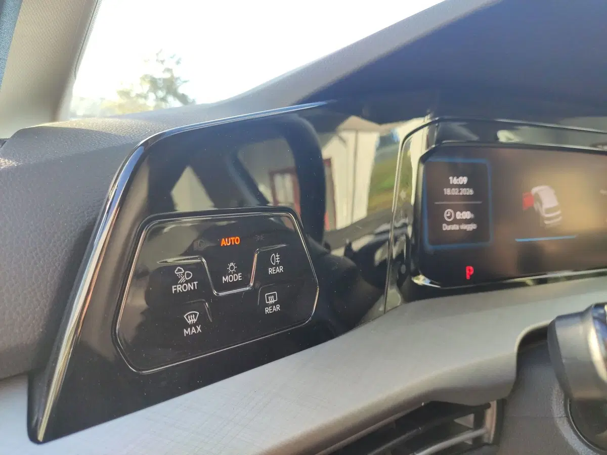 Volkswagen Golf nuova a Benevento (10)