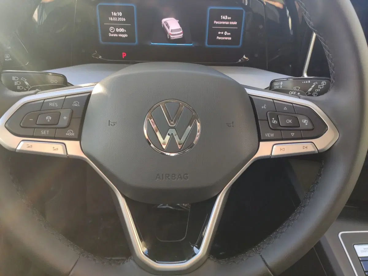 Volkswagen Golf nuova a Benevento (13)