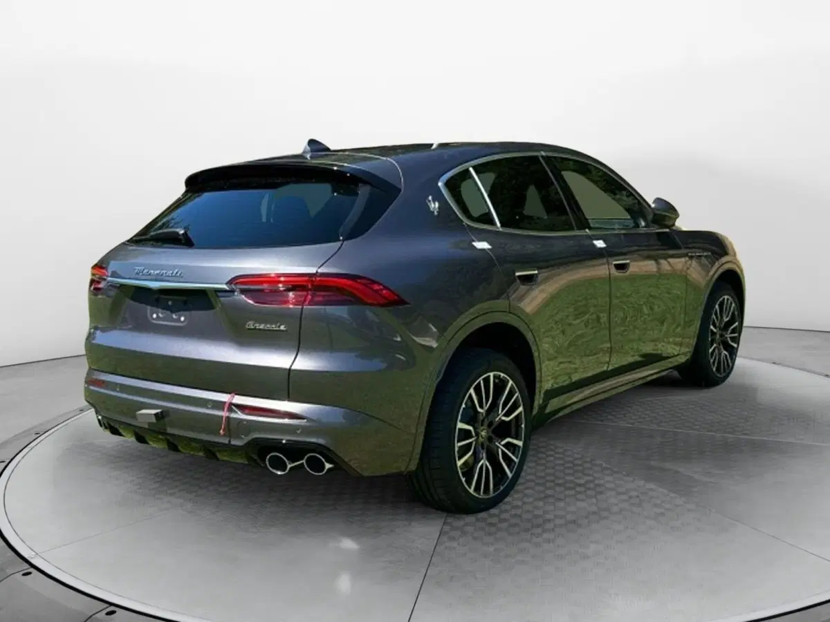 Maserati Grecale nuova a Salerno (3)