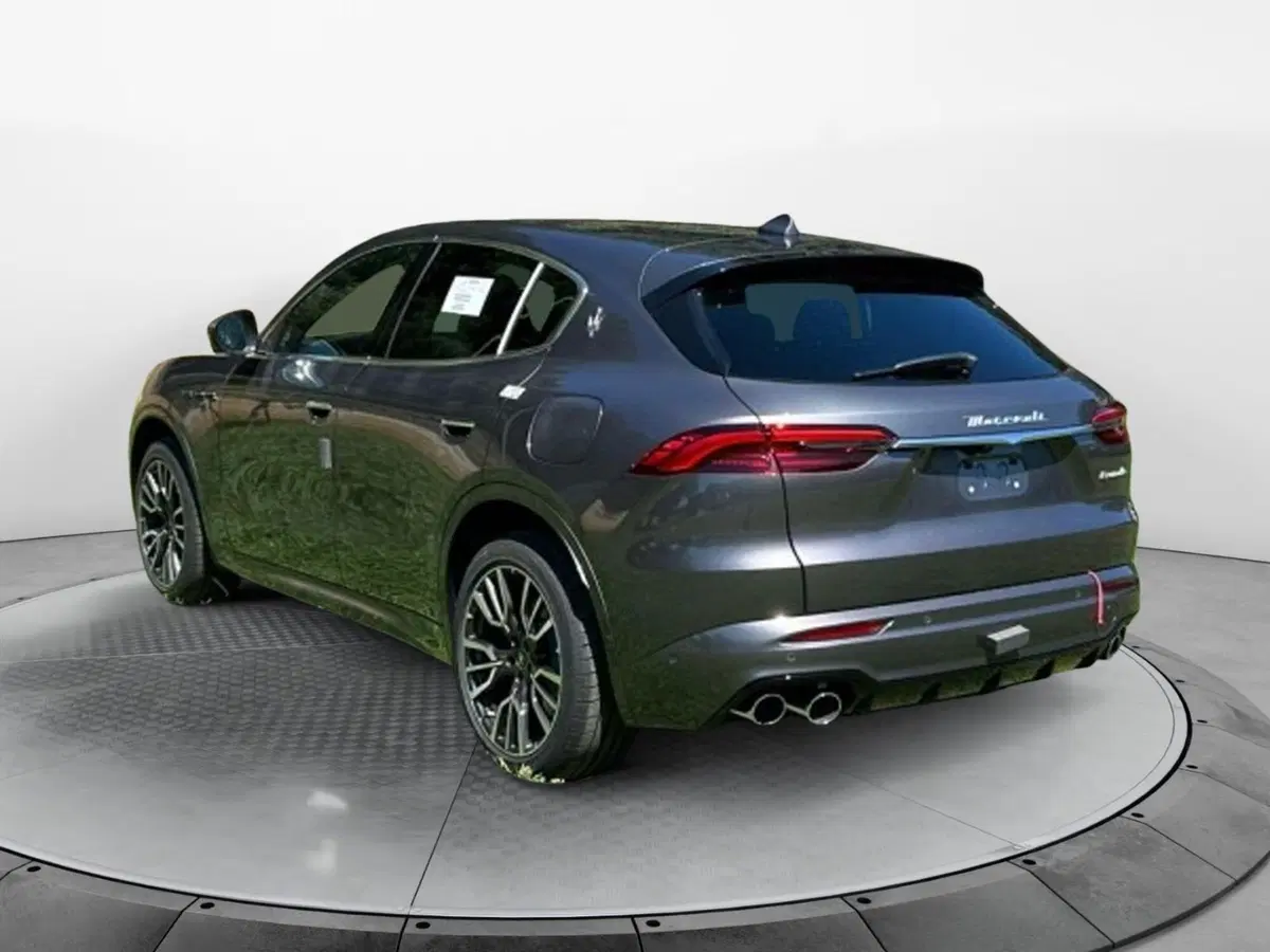 Maserati Grecale nuova a Salerno (4)