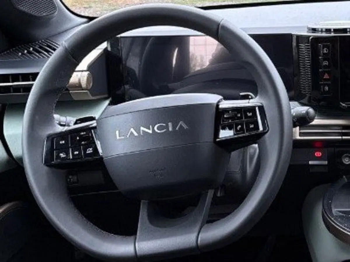 Lancia Ypsilon usata a Salerno (20)