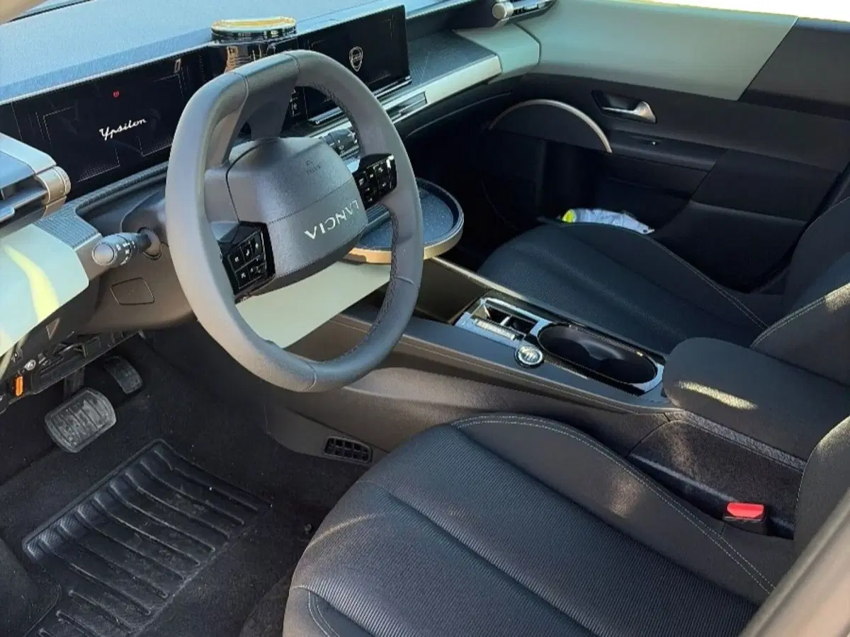 Lancia Ypsilon usata a Salerno (6)