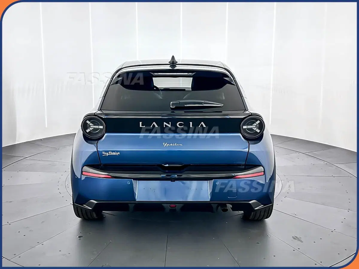 Lancia Ypsilon nuova a Milano (5)