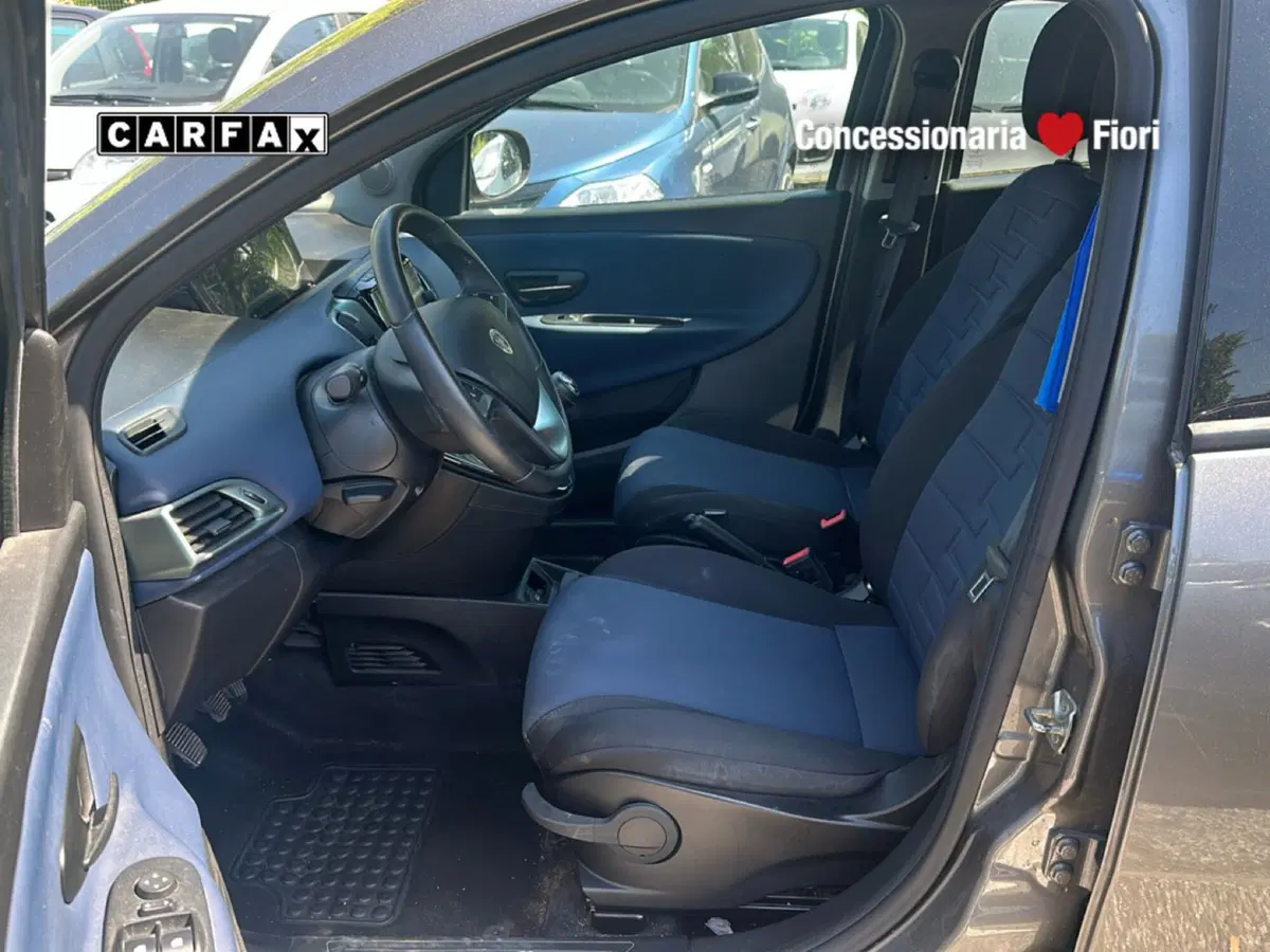 Lancia Ypsilon usata a Roma (13)