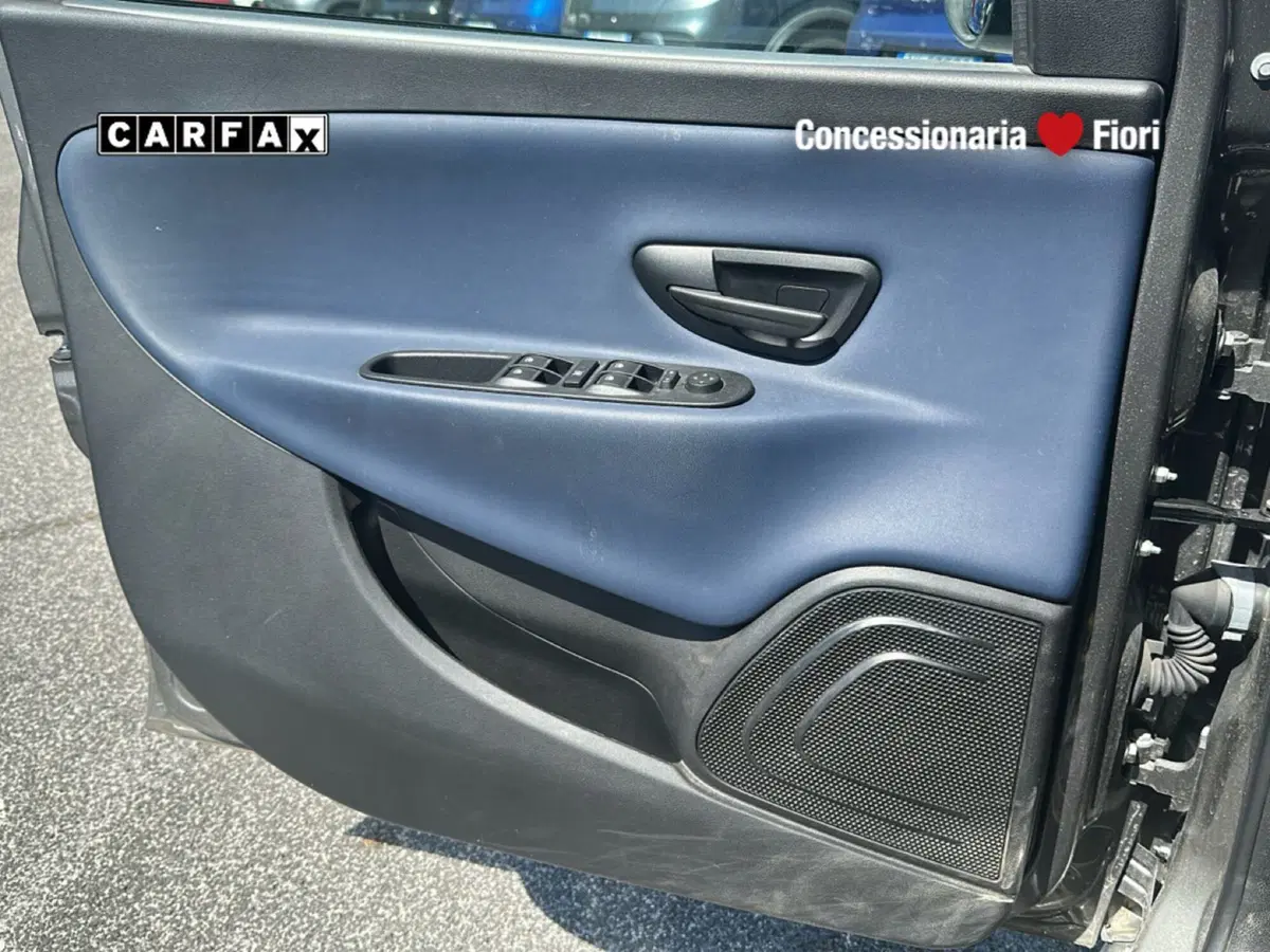 Lancia Ypsilon usata a Roma (19)