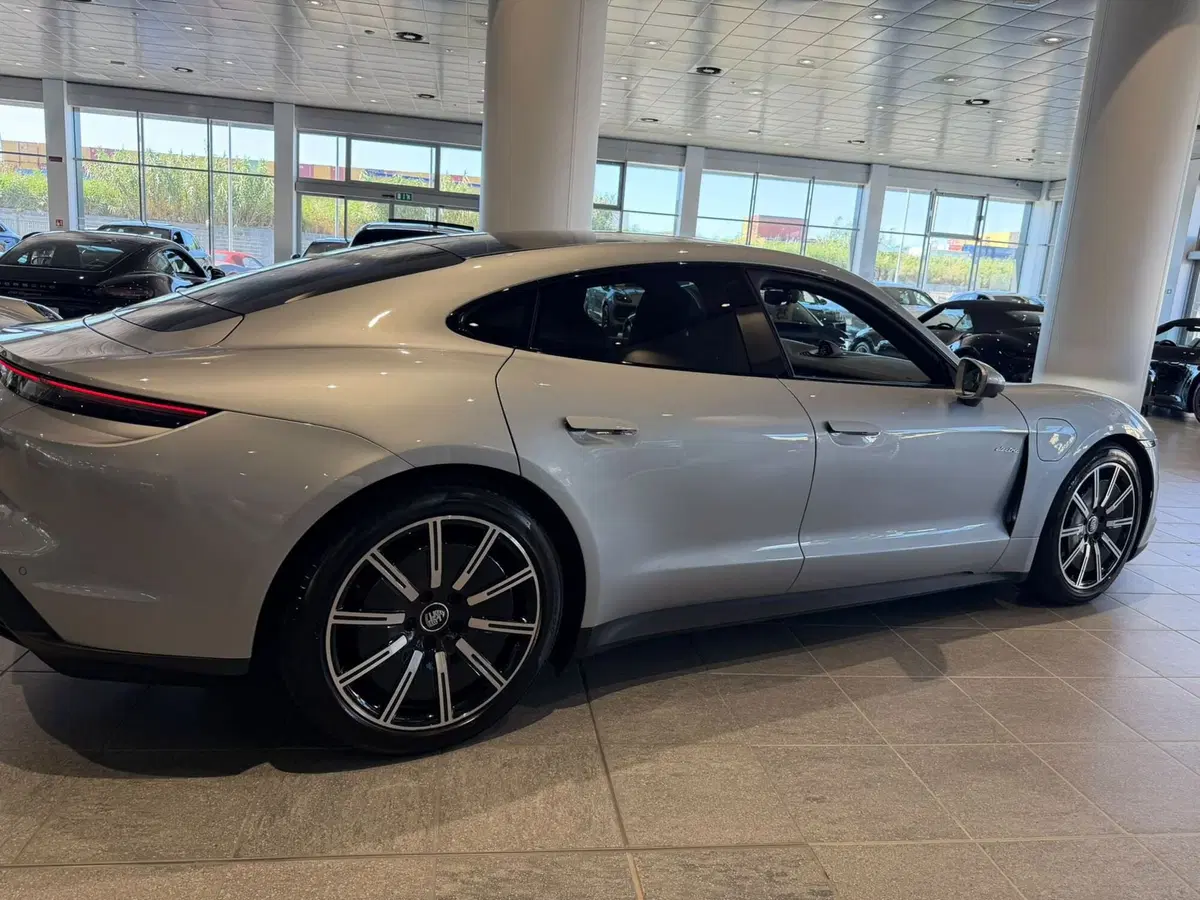 Porsche Taycan usata a Firenze (2)