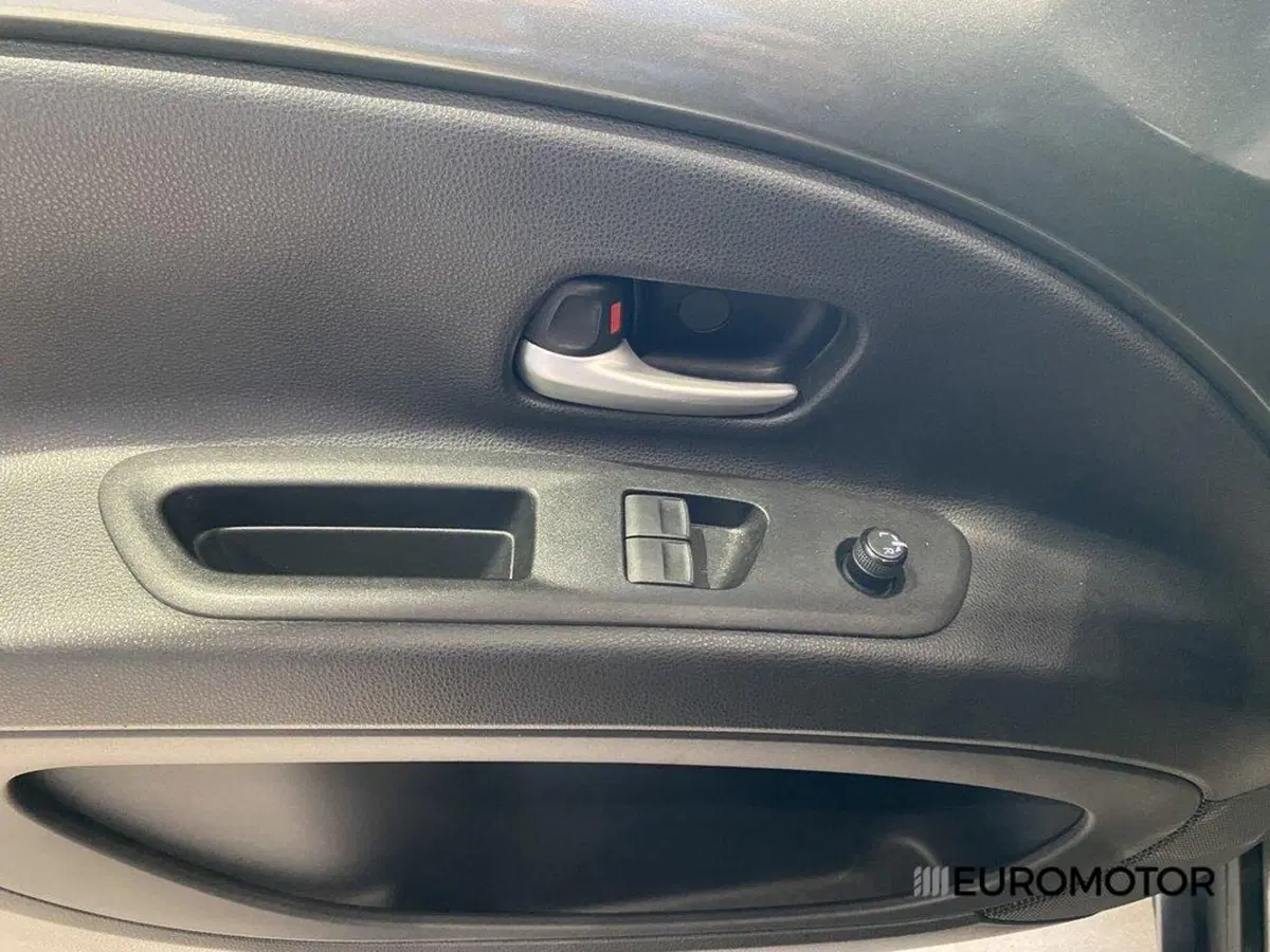 Toyota Aygo X usata a Bari (12)