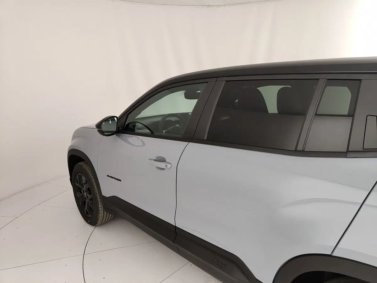 Jeep Avenger nuova a Caserta (12)