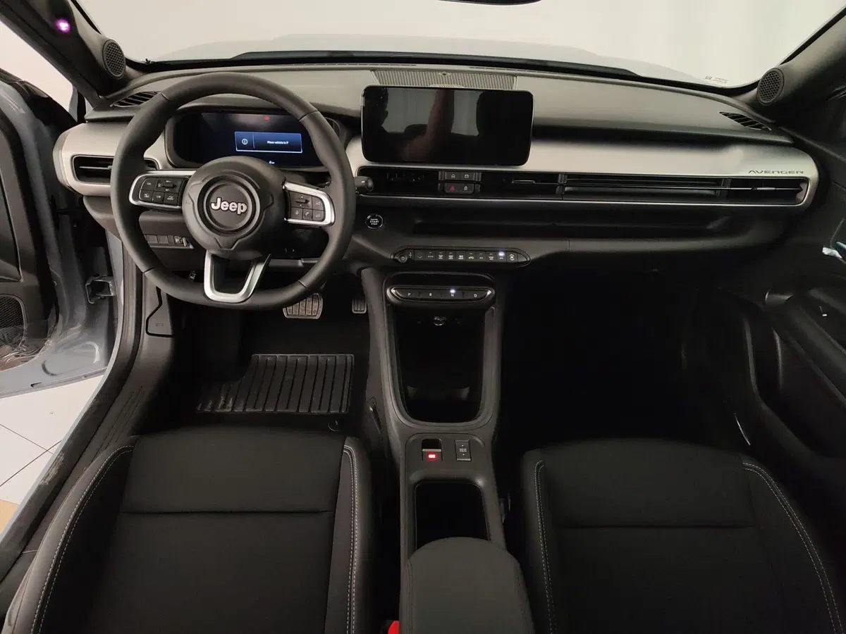 Jeep Avenger nuova a Caserta (15)