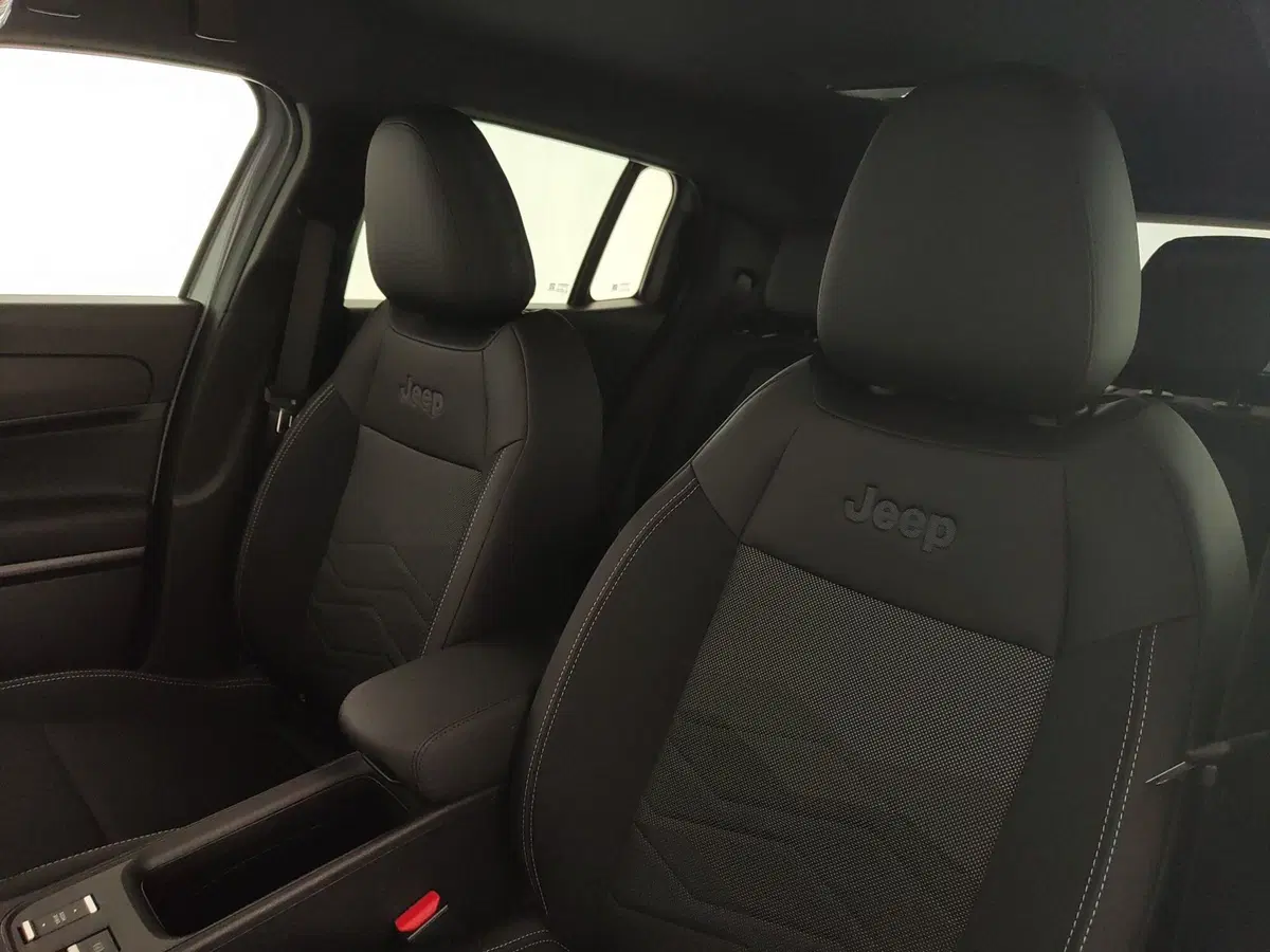 Jeep Avenger nuova a Caserta (17)