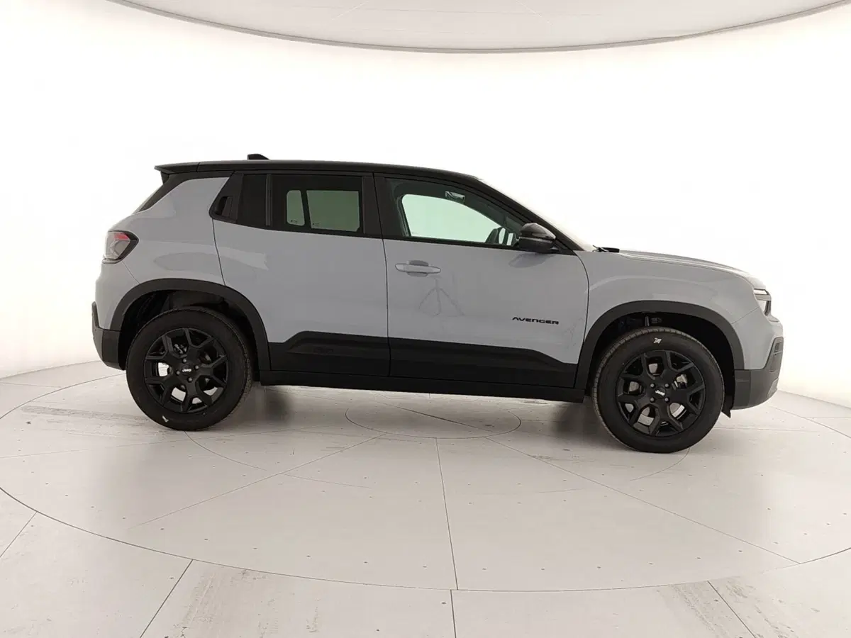 Jeep Avenger nuova a Caserta (7)