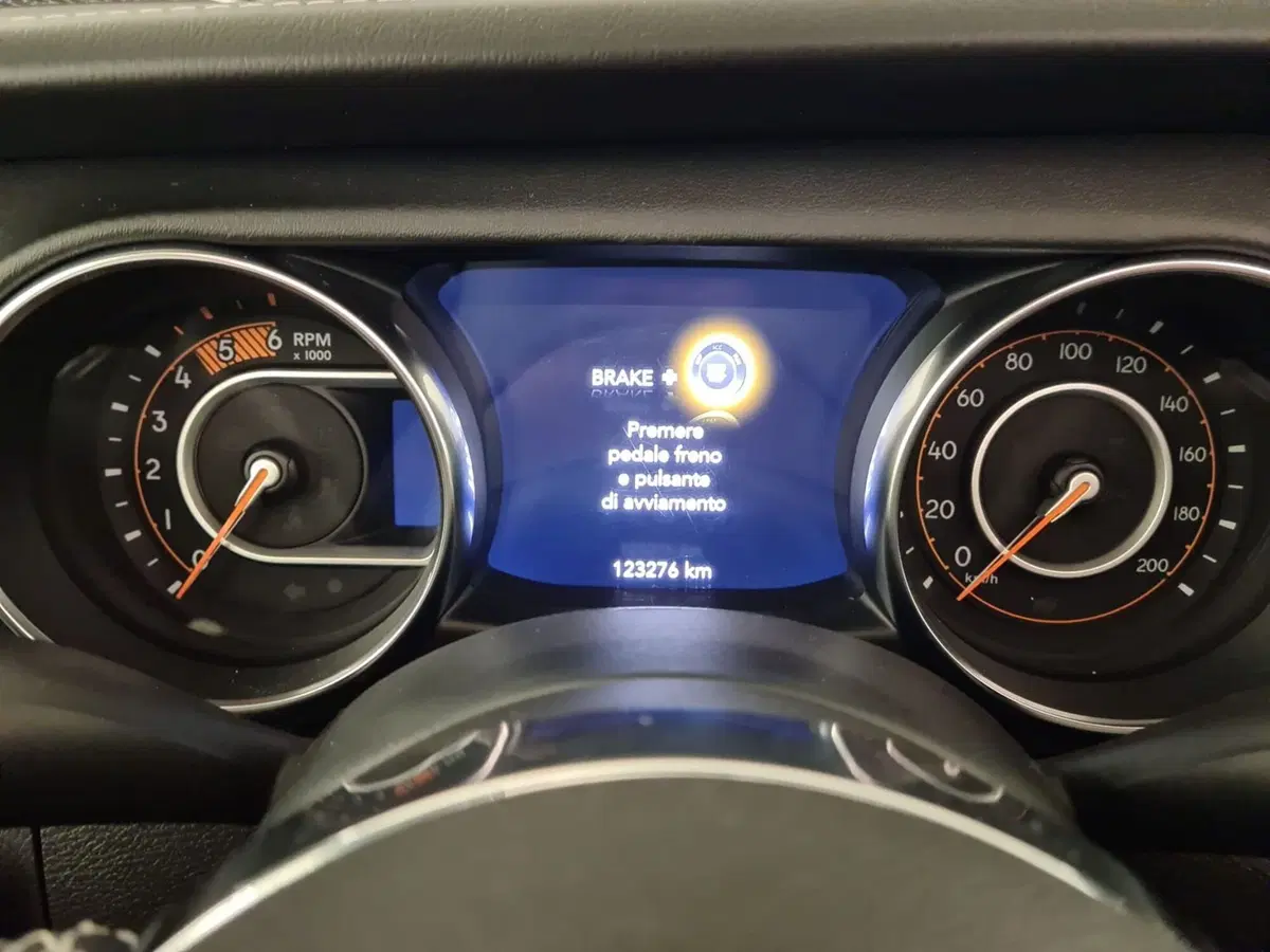 Jeep Wrangler Unlimited usata a Bergamo (11)