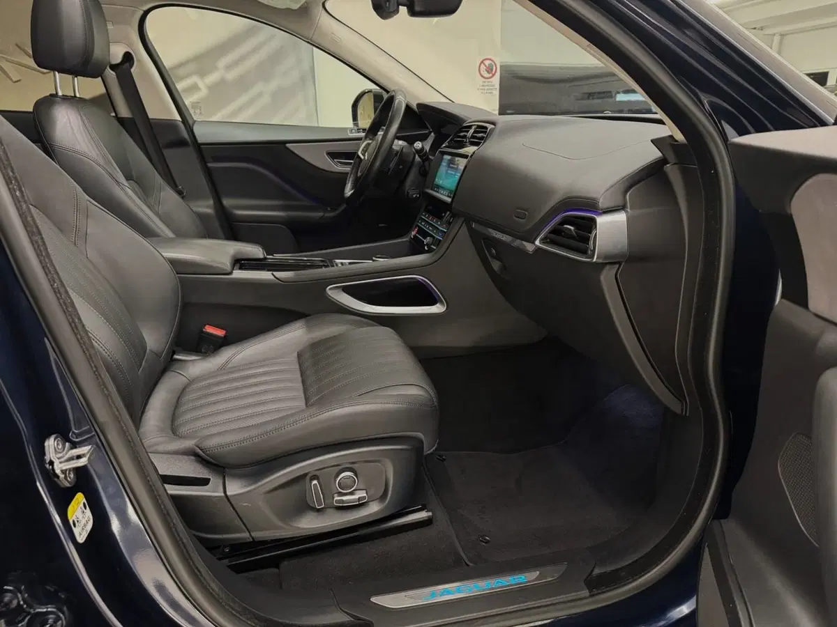 Jaguar F-Pace usata a Savona (3)