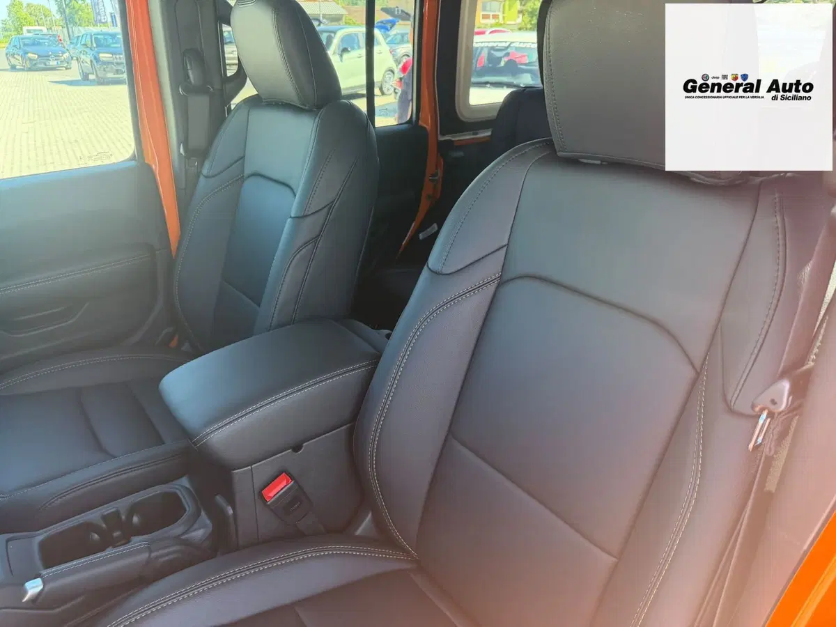 Jeep Wrangler Unlimited nuova a Lucca (16)