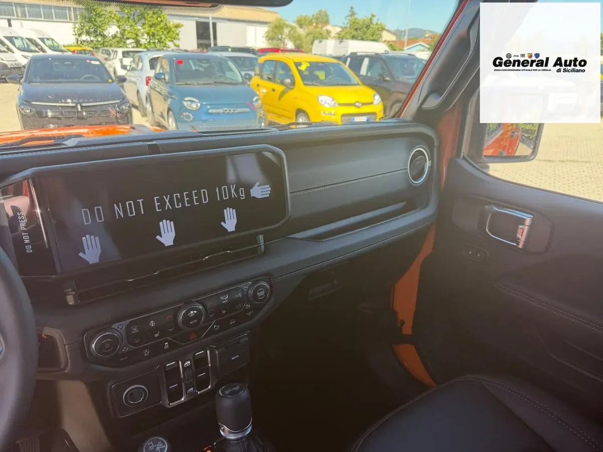 Jeep Wrangler Unlimited nuova a Lucca (18)