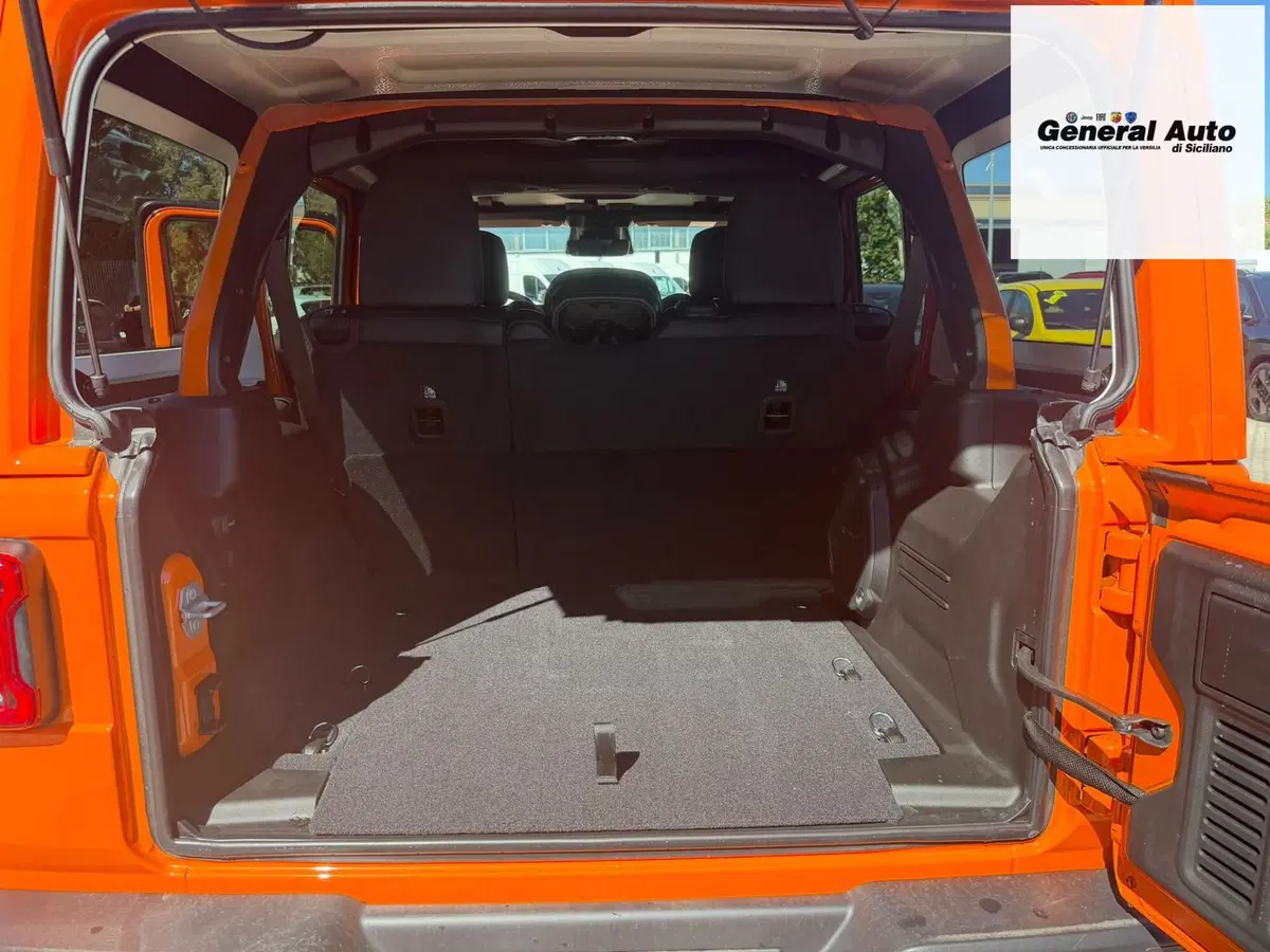 Jeep Wrangler Unlimited nuova a Lucca (8)