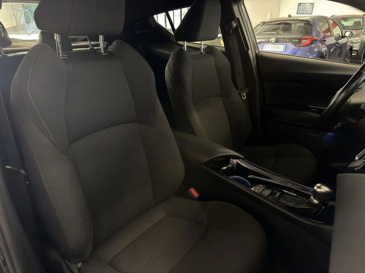 Toyota Toyota C-HR usata a Milano (18)