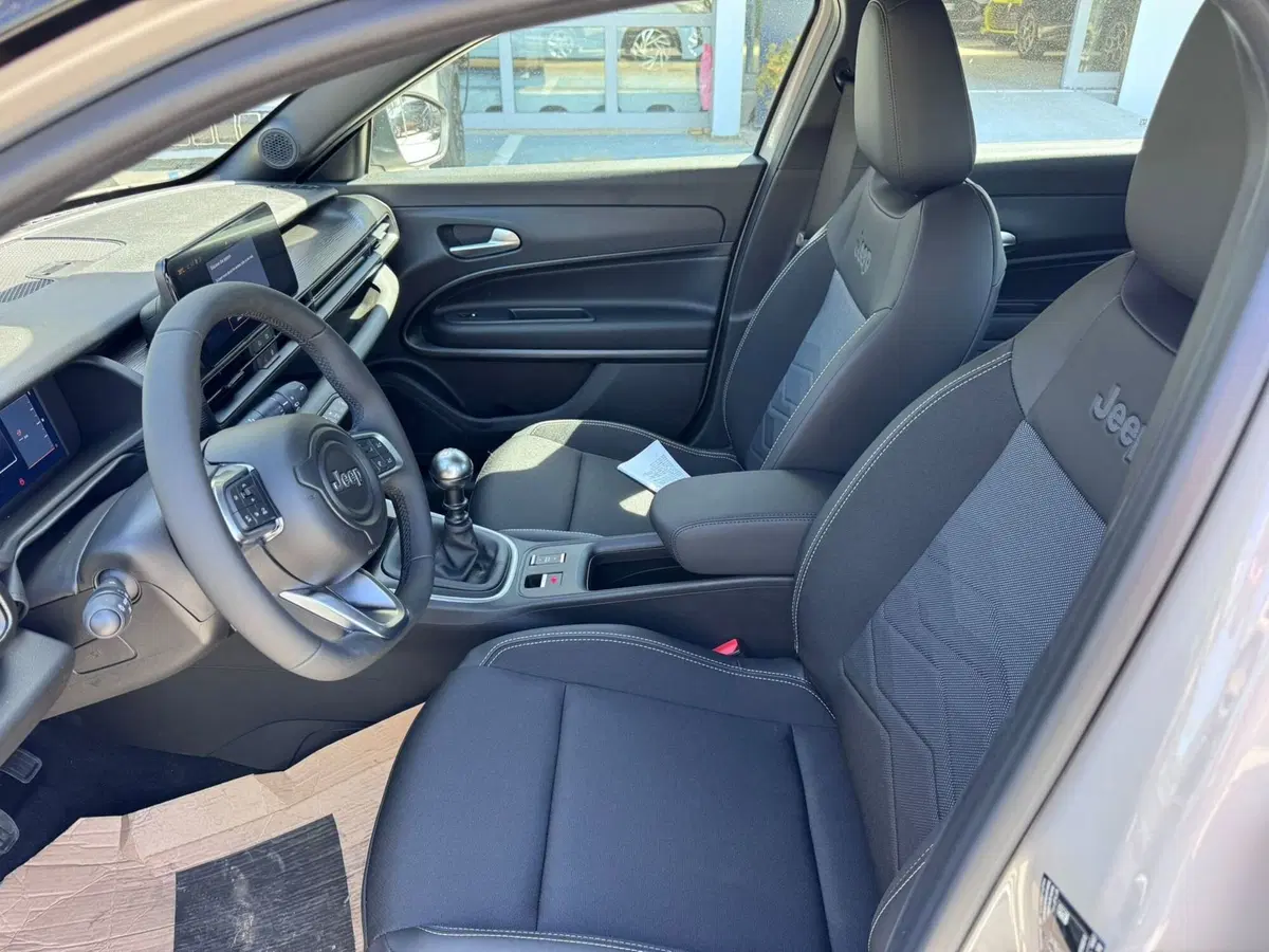 Jeep Avenger nuova a Frosinone (11)