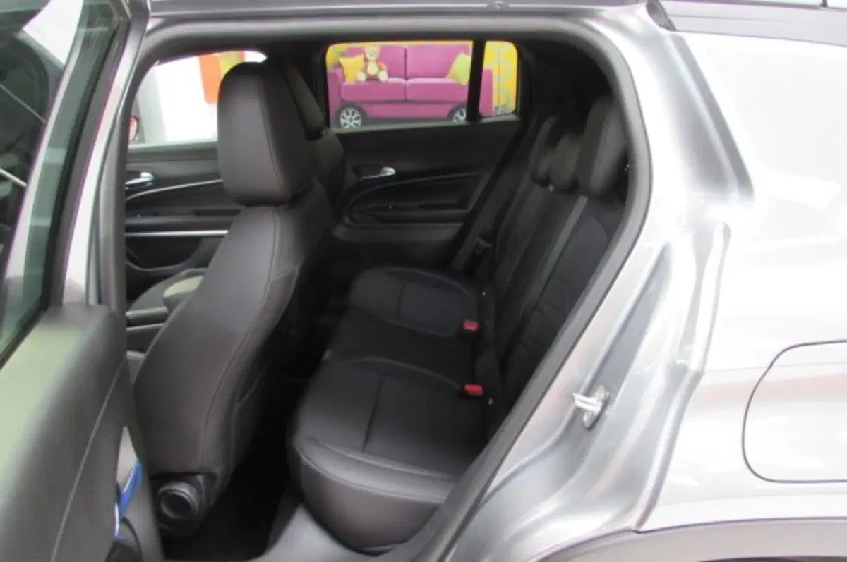 Jeep Avenger nuova a Milano (15)