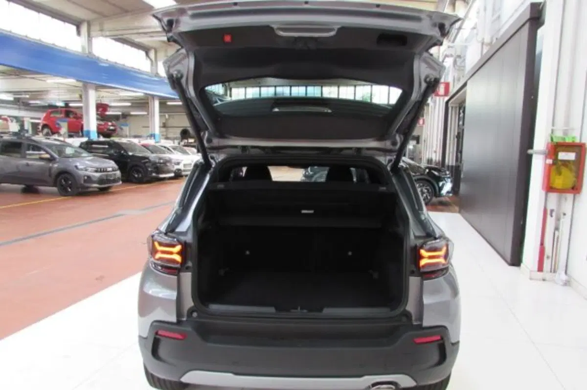 Jeep Avenger nuova a Milano (18)