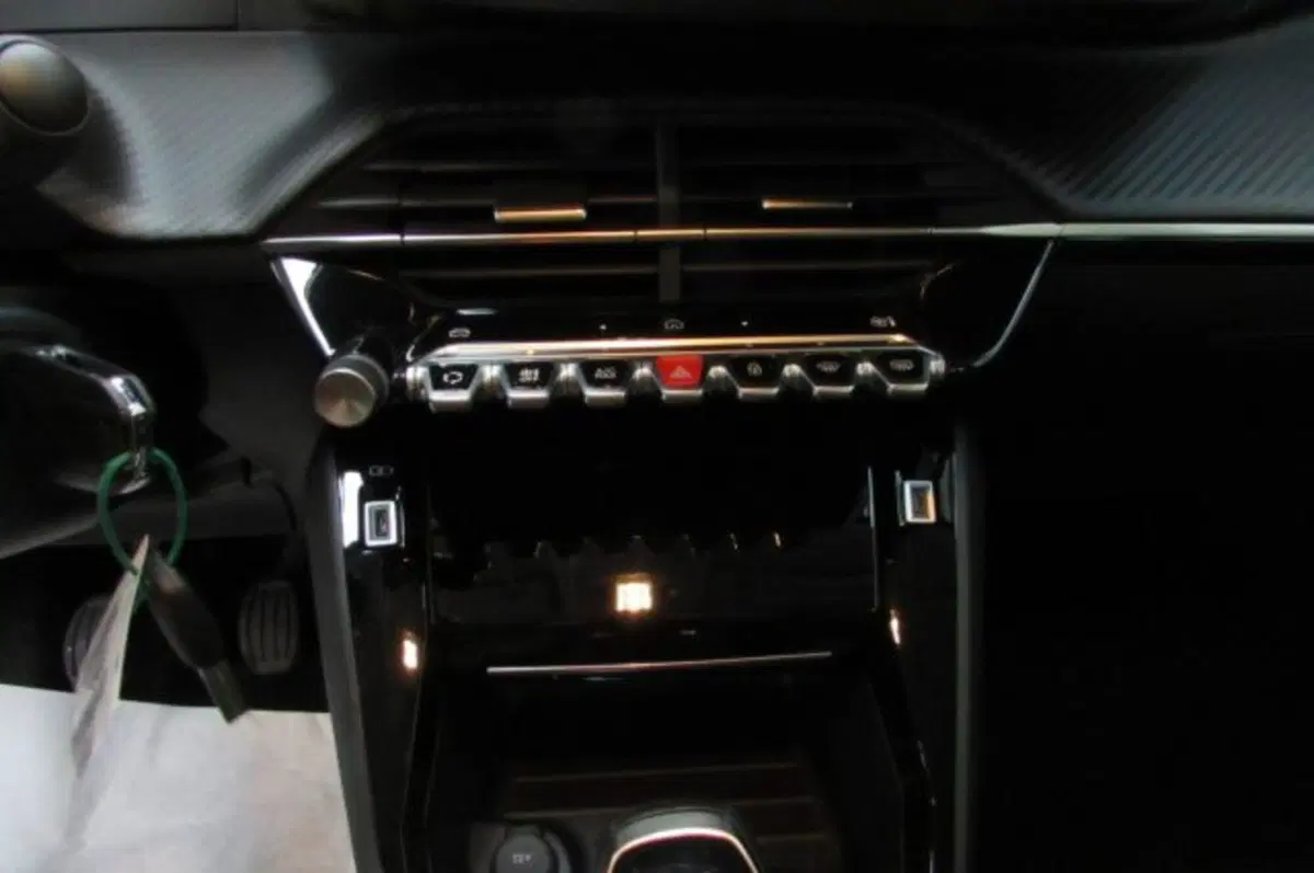 Peugeot 208 nuova a Milano (10)