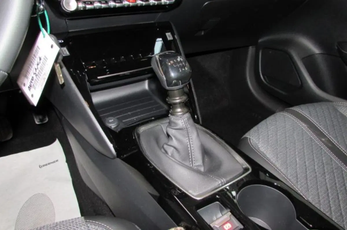 Peugeot 208 nuova a Milano (11)