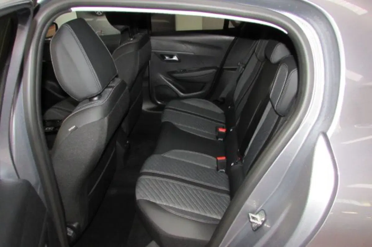 Peugeot 208 nuova a Milano (14)