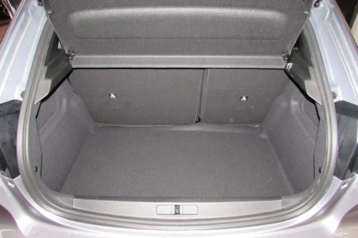 Peugeot 208 nuova a Milano (15)