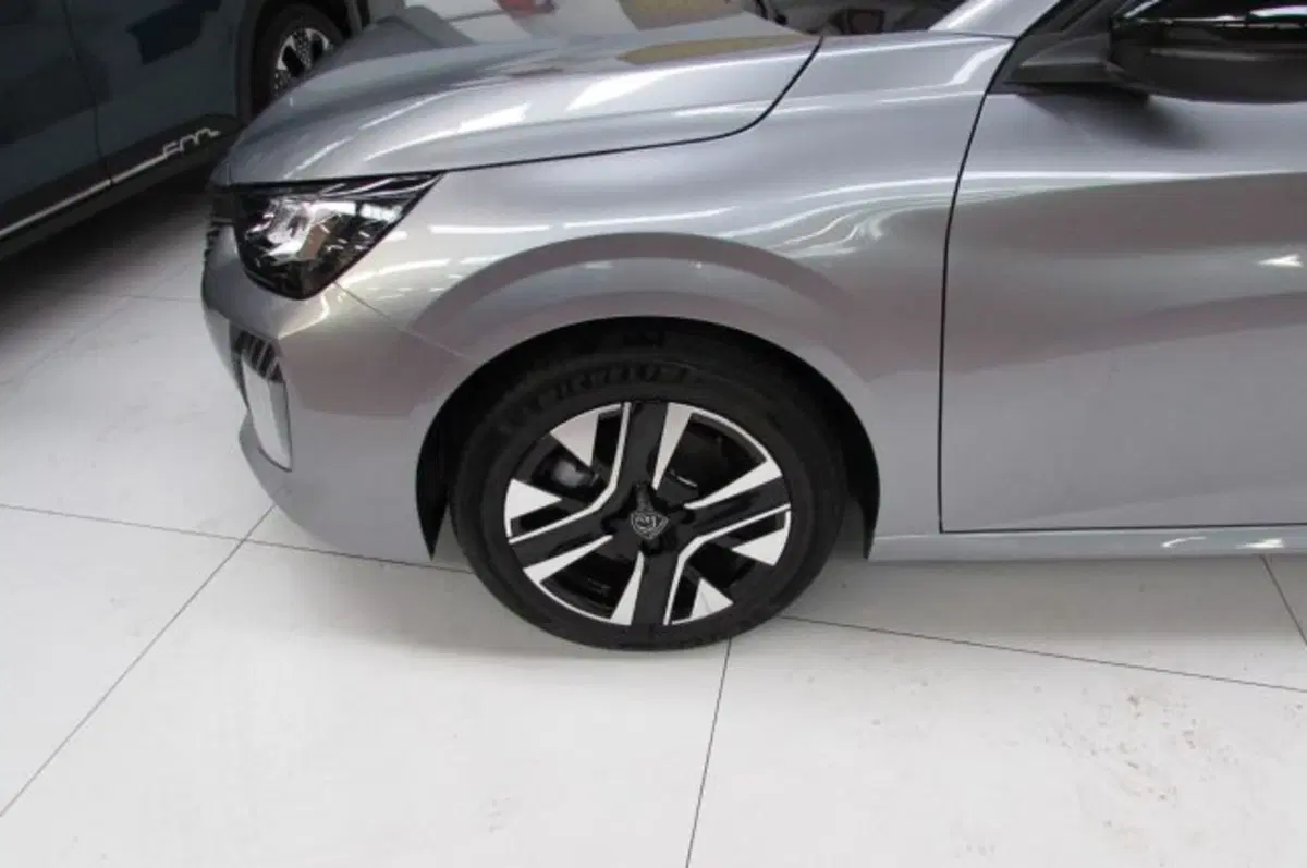 Peugeot 208 nuova a Milano (5)